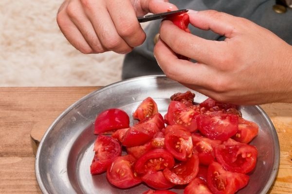obieranie pomidorów