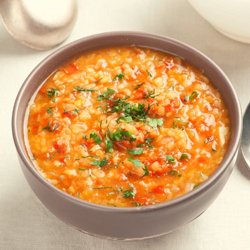 Zupa pomidorowa z kaszą syci na dłużej