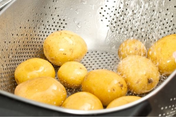 mycie ziemniaków