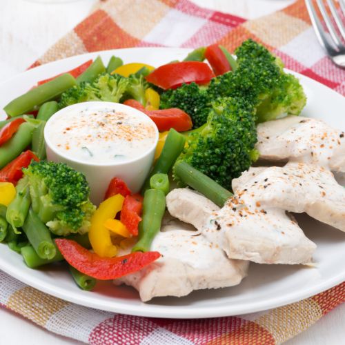 Lekki obiad- kurczak i warzywa ugotowane na parze