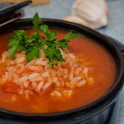 Zupa pomidorowa z kaszą kuskus jest smaczniejsza niż z ryżem