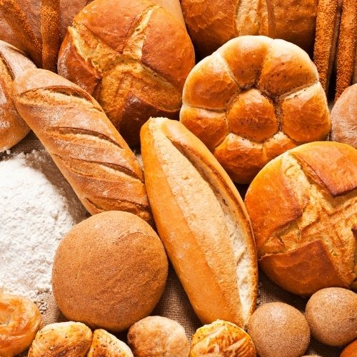 Upieczone bochenki chleba