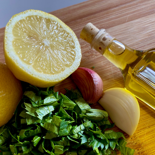 Oliwa, cytryna, czosnek i natka pietruszki do przyrządzenia boczniaków