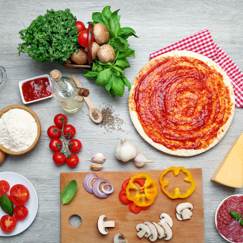 Składniki do pizzy na pomidorowym sosie