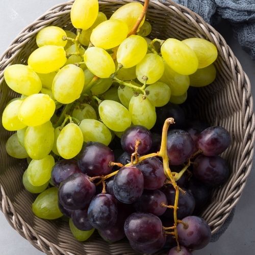 Winogrona jasne i ciemne w koszyku