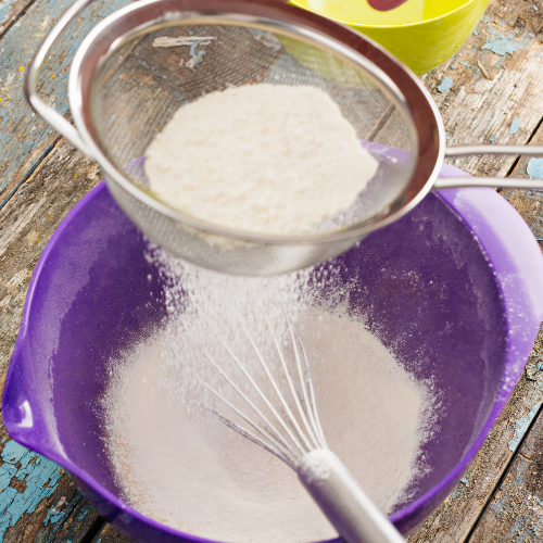 Przesiewanie mąki do babki wielkanocnej