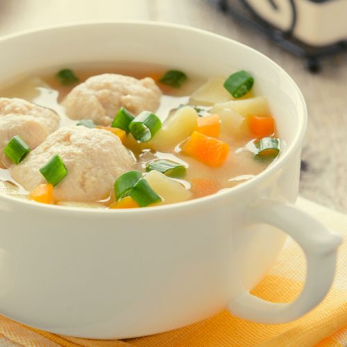 Klopsy są smacznym dodatkiem do zupy