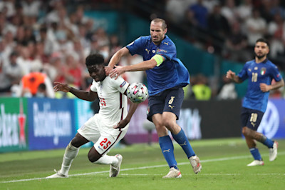 Ganz schön frech: Vor den Augen des Schiris riss Giorgio Chiellini Englands Bukayo Saka zu Boden (Bild: picture alliance / empics | Nick Potts)
