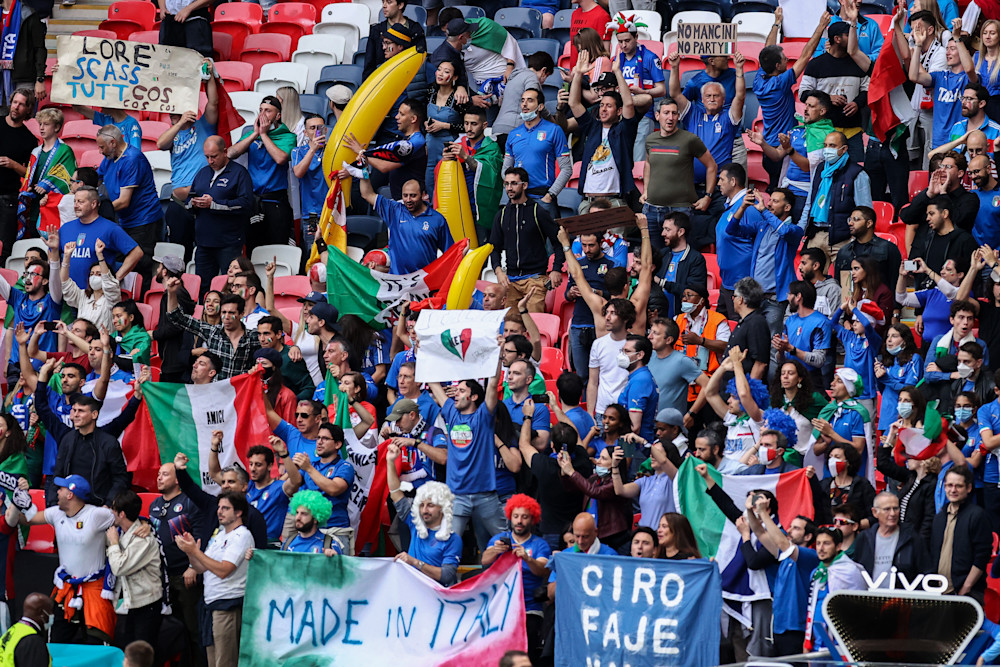 Nirgendwo war es während des EM-Finals 2021 bunter als in den Rängen der Italien-Fans (Bild: picture alliance/dpa | Christian Charisius)