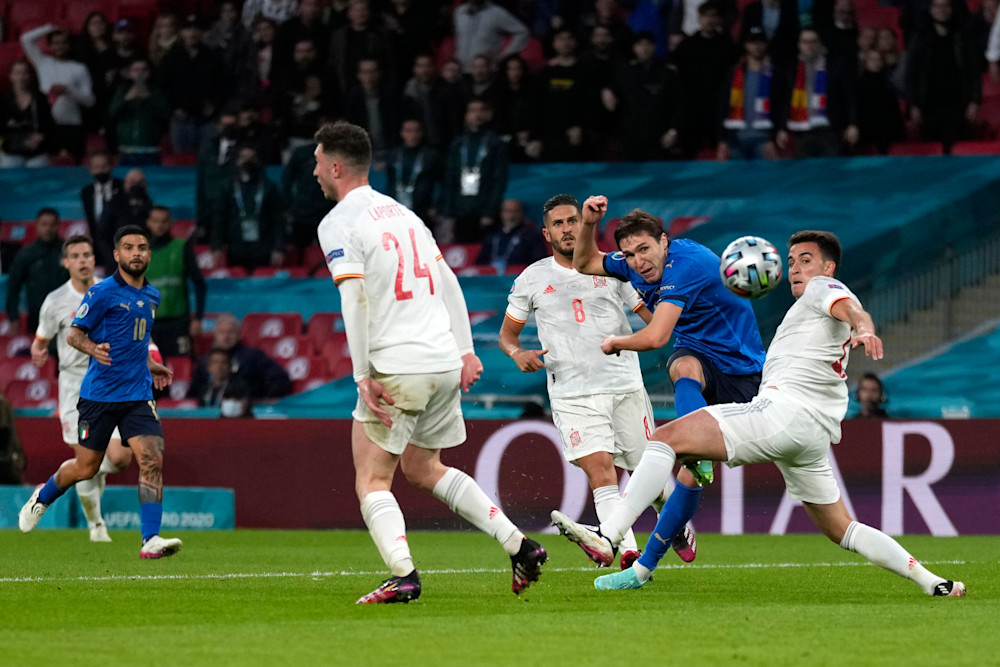 Federico Chiesa (blaues Trikot) bei seinem wunderbaren Treffer im Halbfinale gegen Spanien. (Bild: picture alliance / ASSOCIATED PRESS | Frank Augstein)
