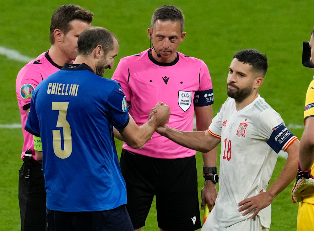 Italiens Giorgio Chiellini gibt Jordi Alba von Spanien einen Handschlag - doch dabei blieb es nicht (Bild: picture alliance / ASSOCIATED PRESS | Matt Dunham)