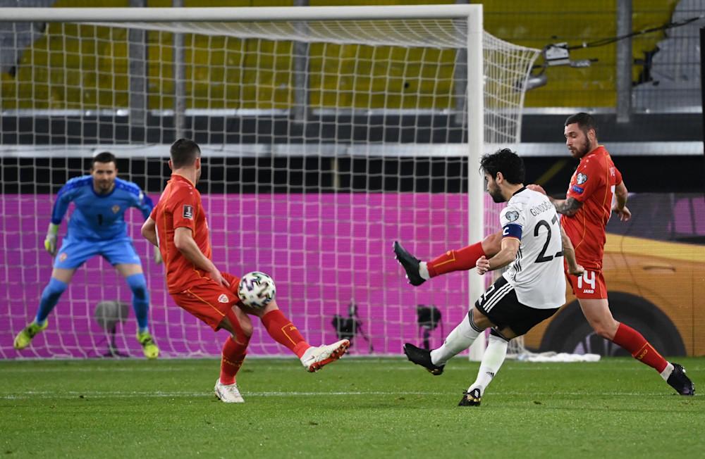 Ilkay Gündogan schießt während eines Deutschlandspiels auf das Tor (dpa)