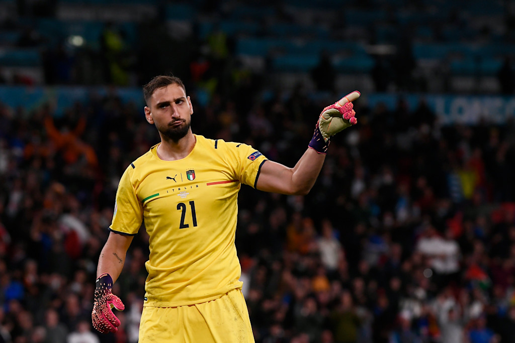 TOR - Gianluigi Donnarumma (Italien): Wurde nach dem gewonnenen Finale zum Spieler des Turniers gewählt. Erlebte im Endspiel seine Sternstunde, als er die entscheidenden zwei Strafstöße gegen England hielt. Im gesamten Turnier nur mit vier Gegentoren und nie mehr als einem Treffer gegen sich pro Spiel. (Bild: picture alliance / ZUMAPRESS.com | Fabio Ferrari)