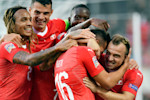 Die "goldene Generation" der Schweiz um Kevin Mbabu (l.), Granit Xhaka (2.v.l.) und Xherdan Shaqiri (r.) hat Großes vor (Bild: picture alliance/KEYSTONE | WALTER BIERI)