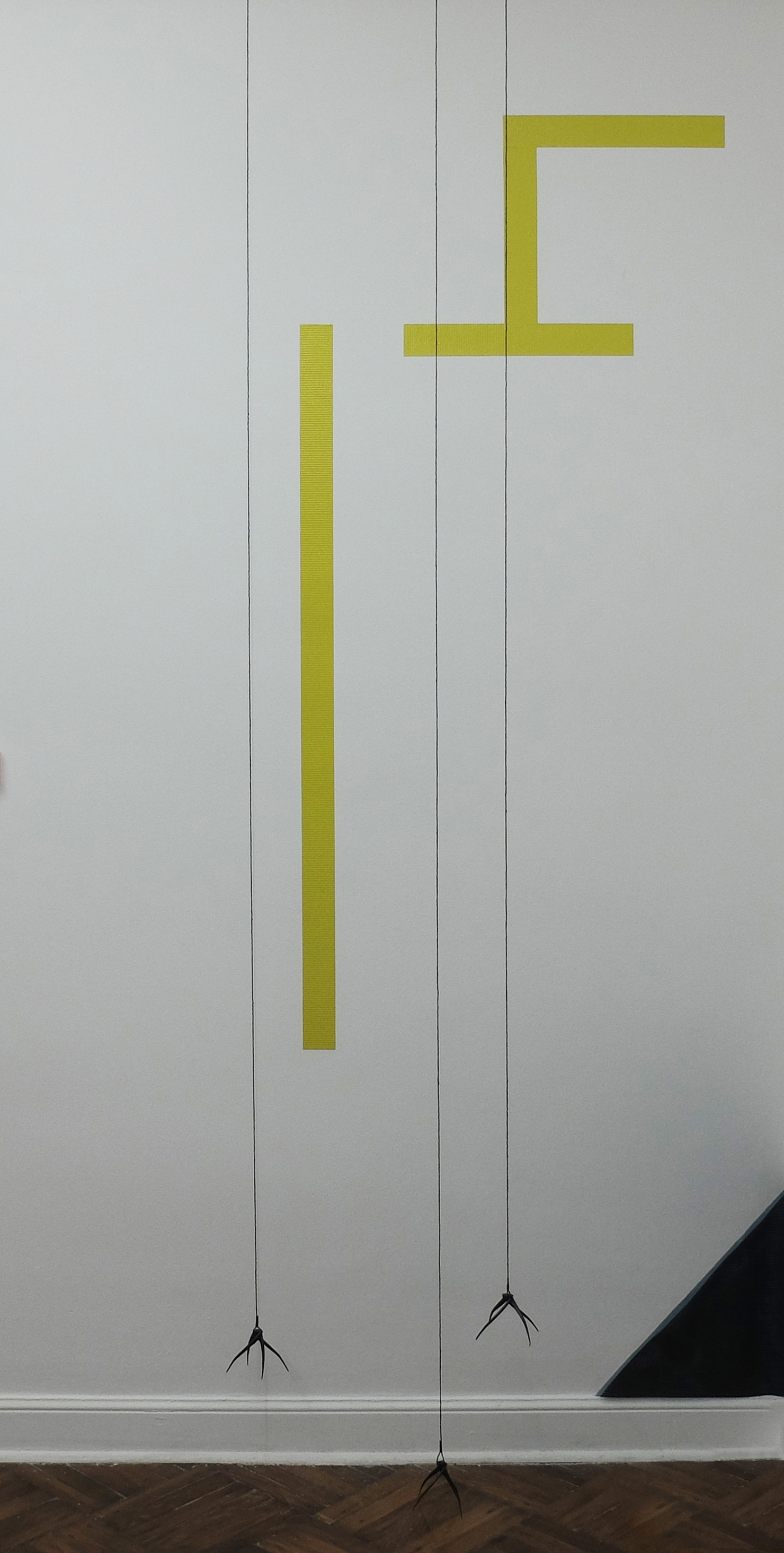 Cartel perfecto -Cinta silver tape amarilla, hilo y hierro - 120x200x30cm - 2021 - Mariela Vita copia