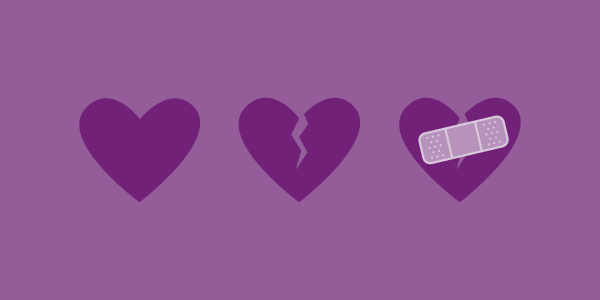连续三颗紫色的心，一颗功能齐全，一颗被撕裂，另一颗被缝上了补丁