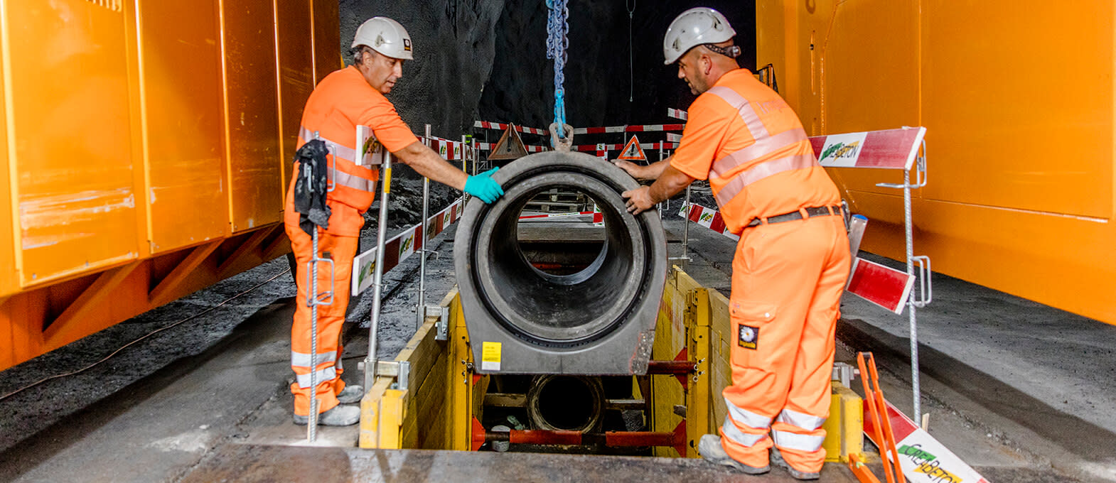 Betonrohre Betonrohr beim Einbau.