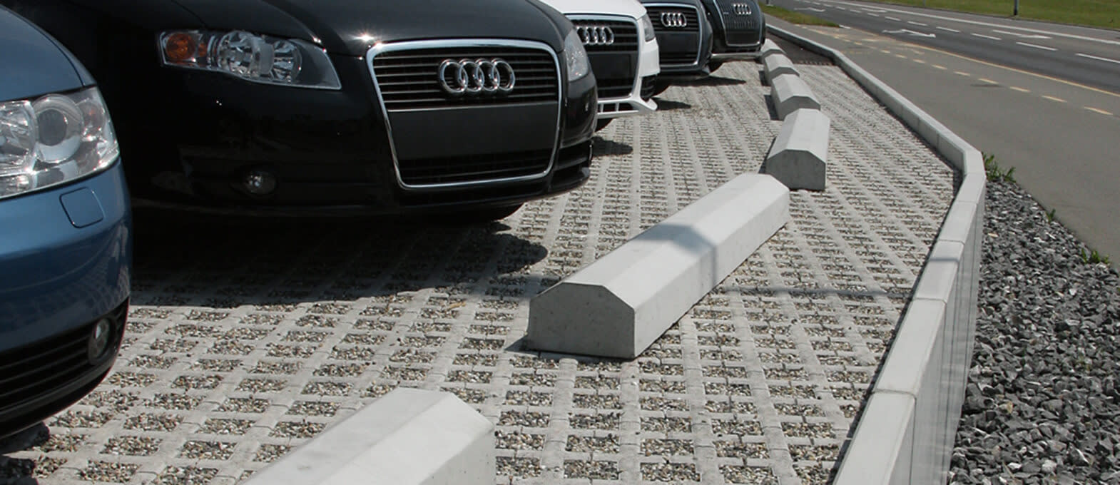 Trennelemente Signalisation Parkplatzstopper als Trennelement und Signalisation im Einsatz.