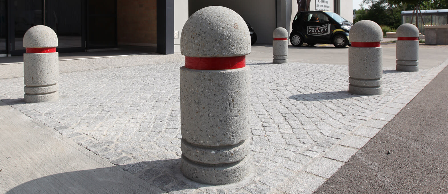 Poller Poller schützen einen Platz.