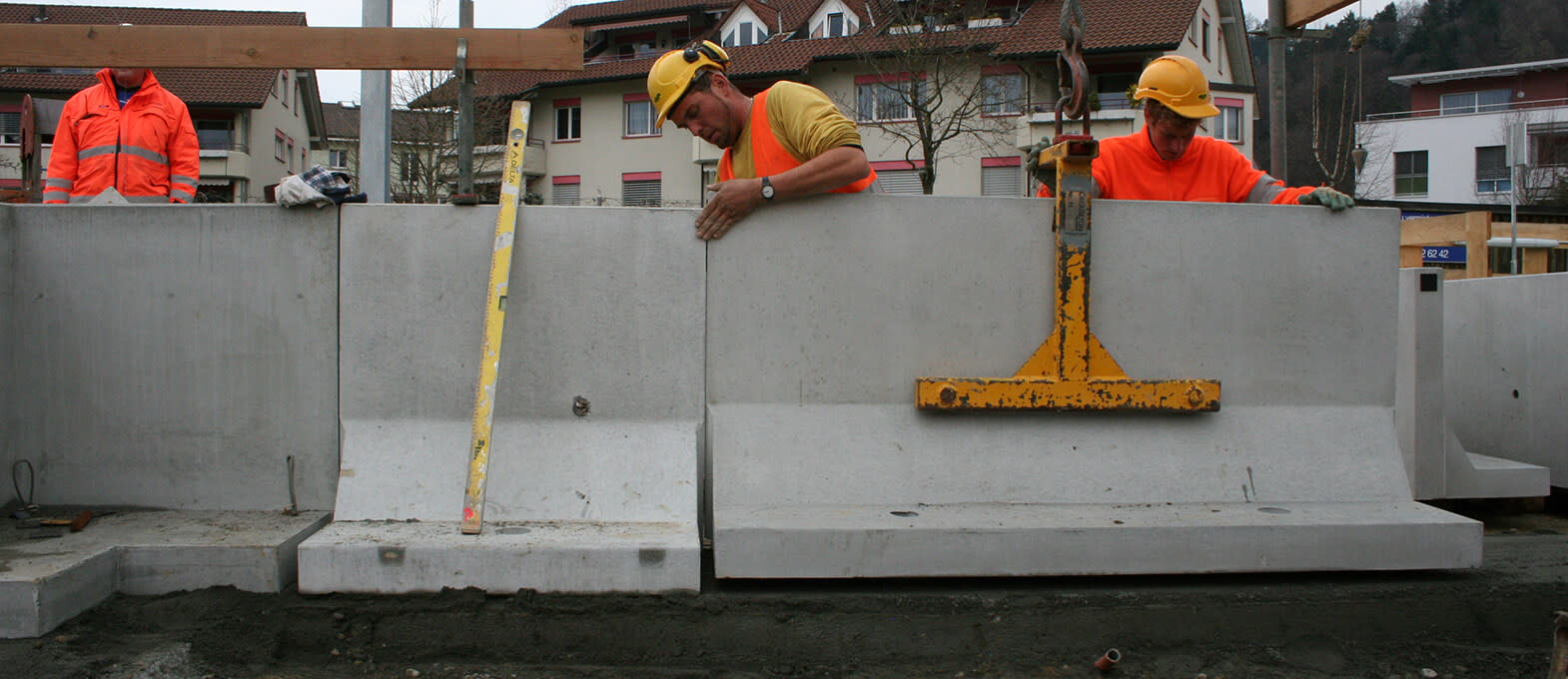 Bahnbau Bahnbauarbeiter beim Einbau von Perronwinkel.