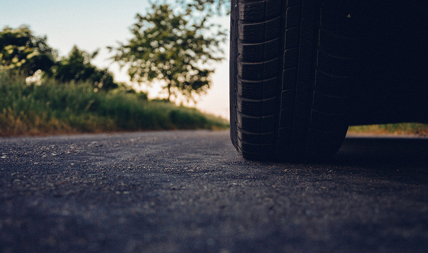 Autoreifen auf Asphalt Autoreifen auf Asphalt