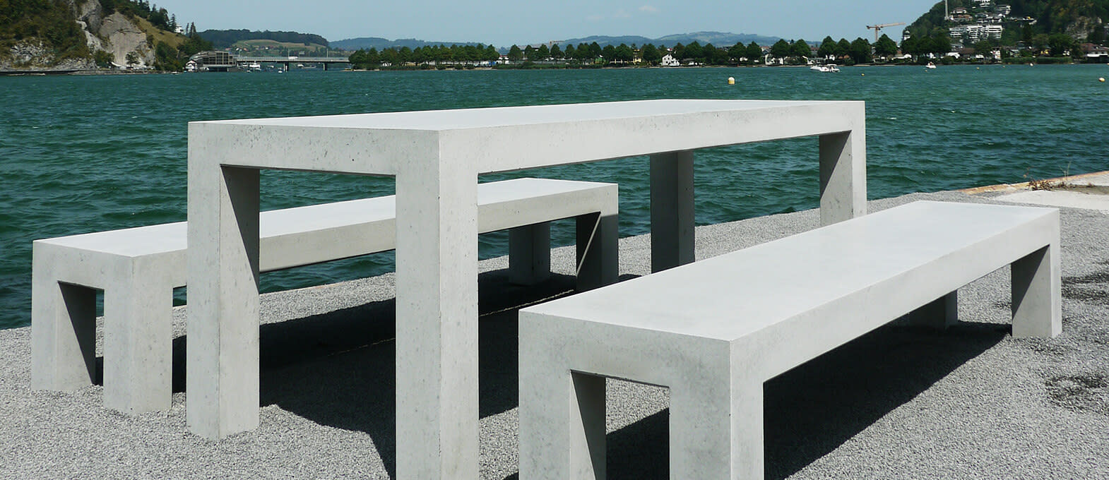 Tische Bänke Tische und Bänke die am See zum Verweilen einladen.