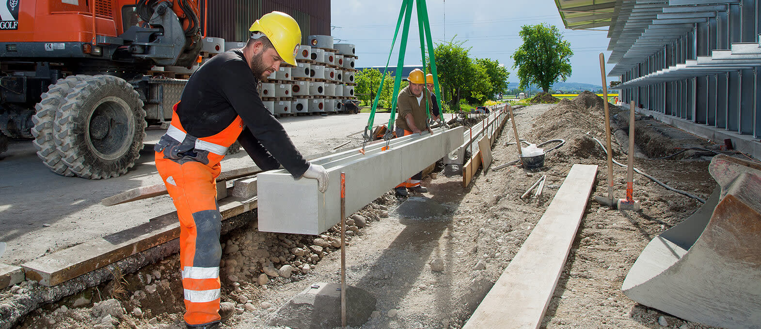 Strassenbau Strassenbauarbeiter beim Einbau.