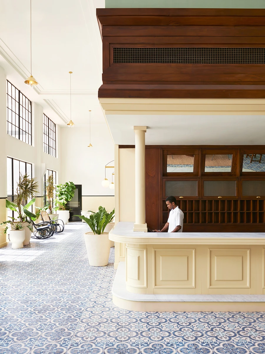 AmericanTradeHotel 1L