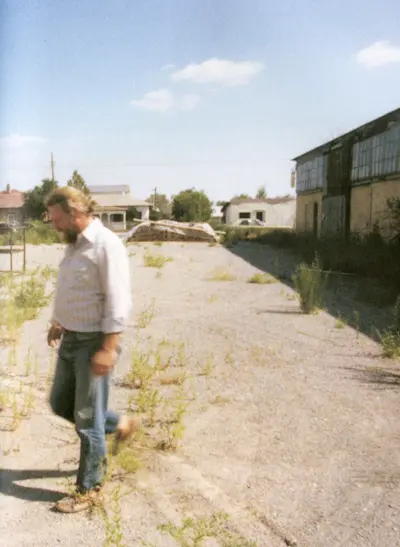 The Block. Donald Judd in courtyard. Photo 1975.