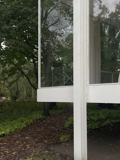 Graphic lines abound from the eight steel columns and two planes that make up the structure.