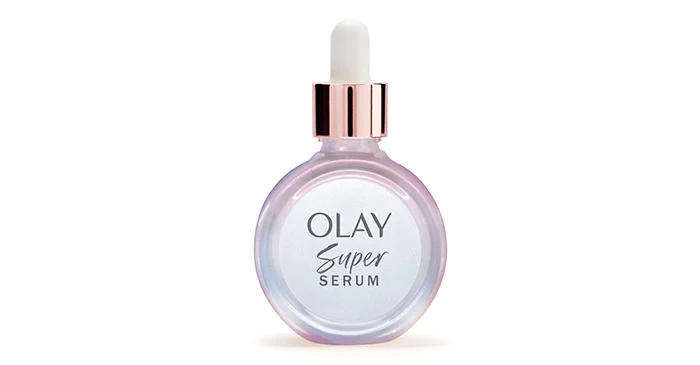 一個珍珠粉色的瓶子。瓶身的黑色文字寫著「OLAY Super Serum」。