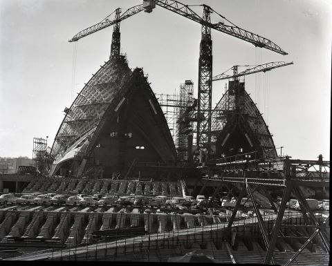 The pre-cast concrete sections of the sails are assembled by specially designed cranes in 1965. Photo: Allan A. Hedges, City of Sydney Archives, A-00024313.