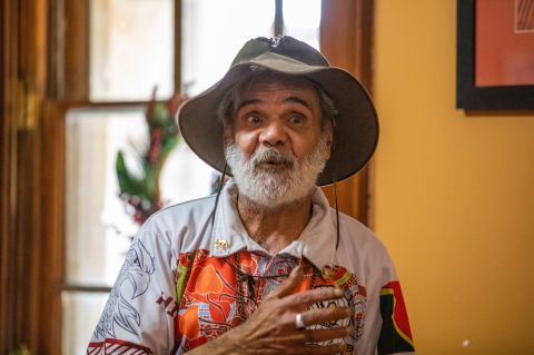Ngiyampaa/Ngemba artist Uncle Jeffrey Samuels visits Tranby Aboriginal Collective