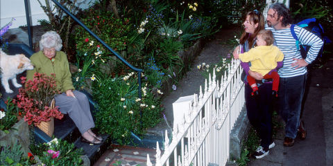 Neighbours chatting in Glebe, 1999. City of Sydney Archives, A-00022463