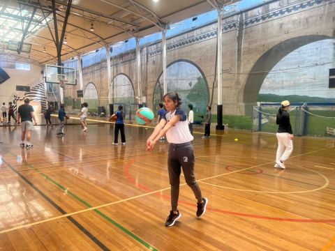 Kamashi trying volleyball at the Australian Sports Program. Image: supplied by Kamashi