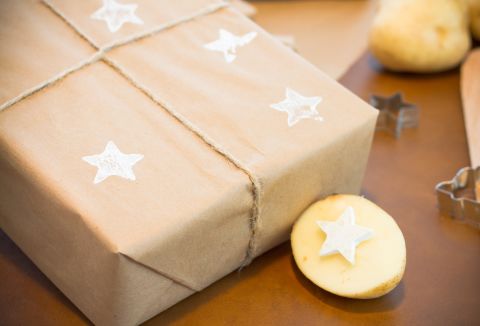 Decorate paper bags with a potato stamp to make beautiful wrapping. 