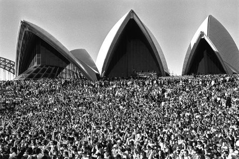 Tens of thousands of people come together on the steps of the House for a free concert from Crowded House in 1997. Photo: Tim Cole, City of Sydney Archives, ID-A-00083659.