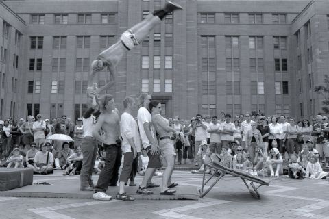 Trapeze artist at the Museum of Contemporary Art, The Rocks, 1997 (City of Sydney Archives, photographer Time Cole,  A-00083677)
