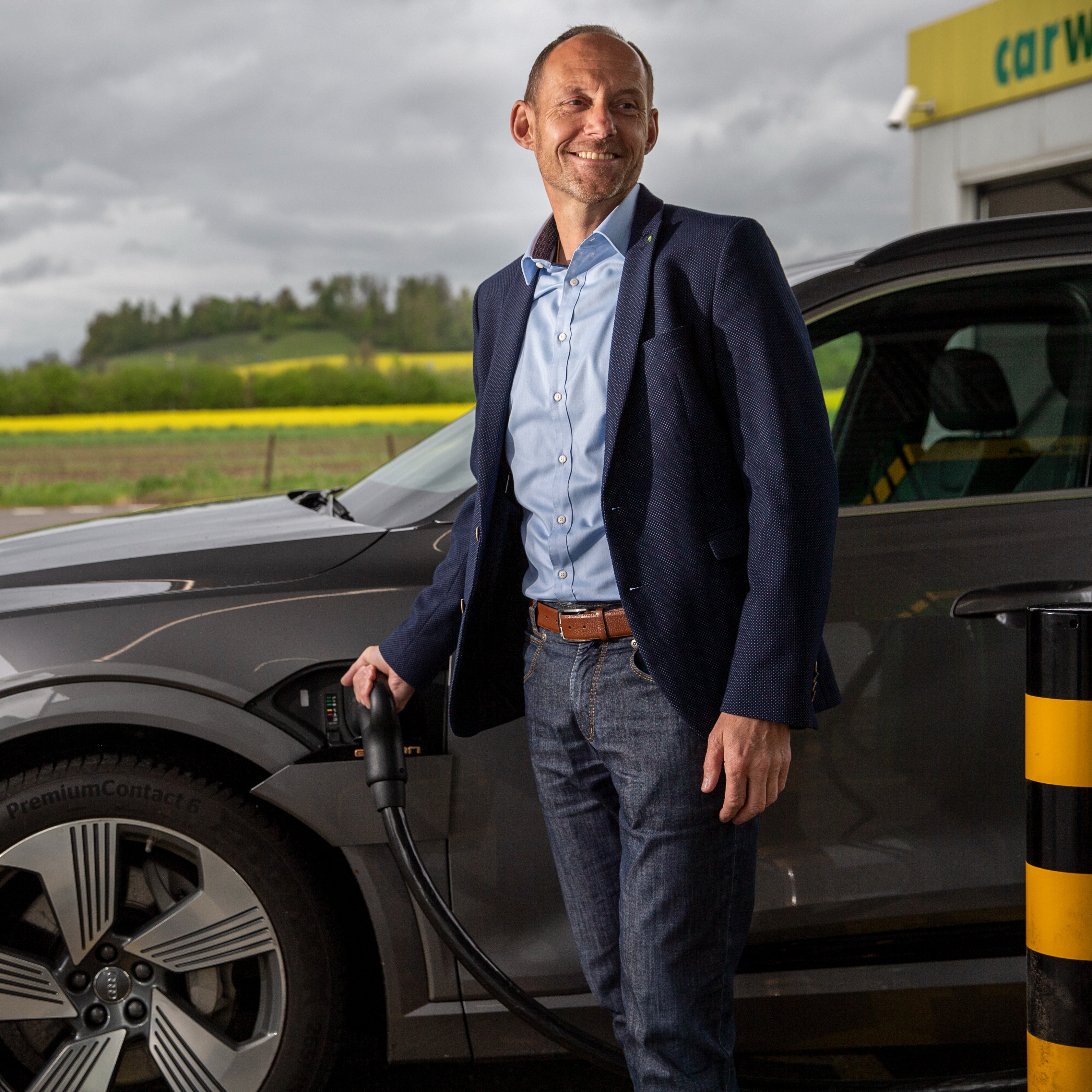 Daniel Bischof, CEO AGROLA AG, an der Ladestation.