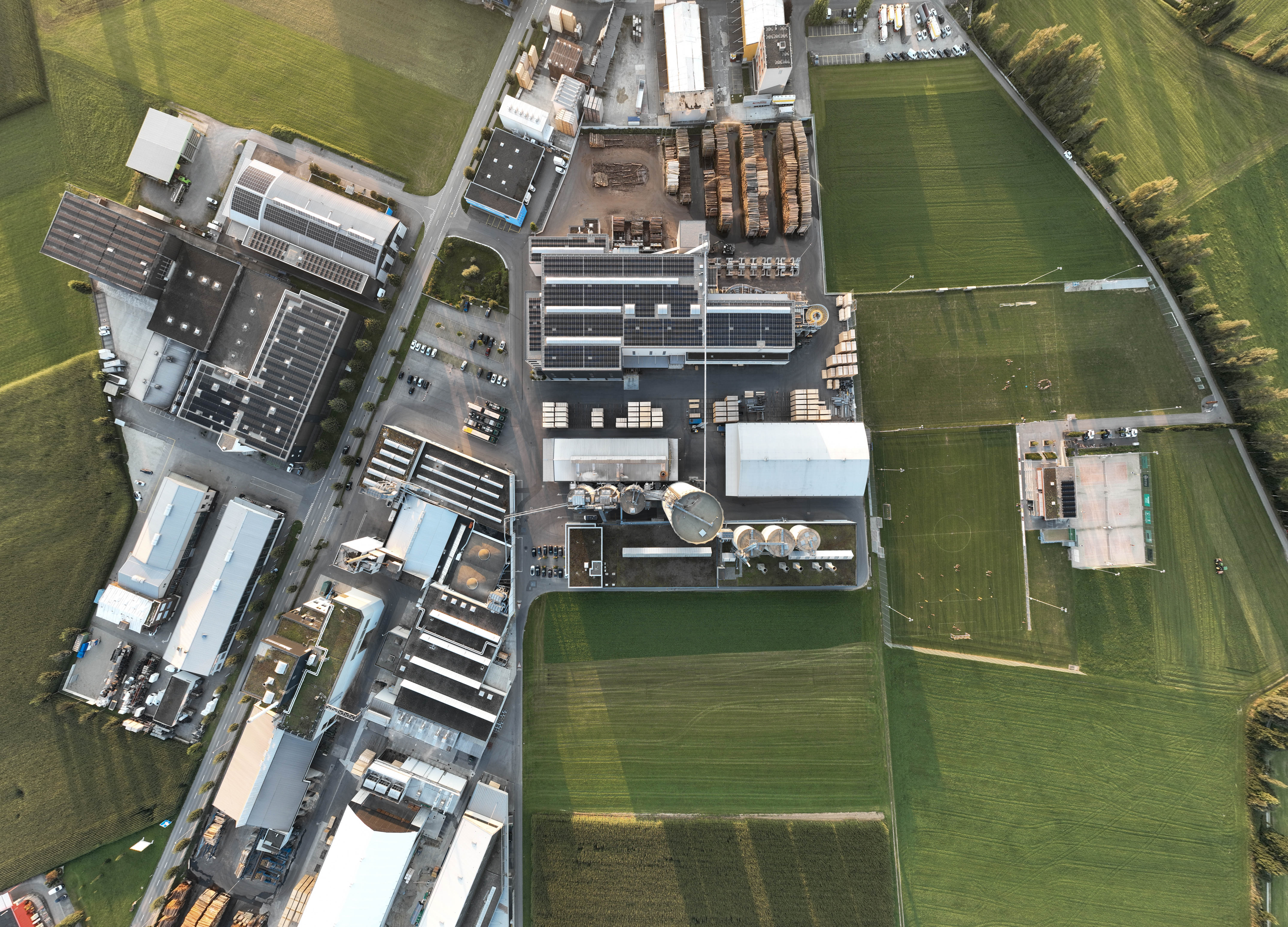 AGROLA Solaranlage auf Firmengebäude