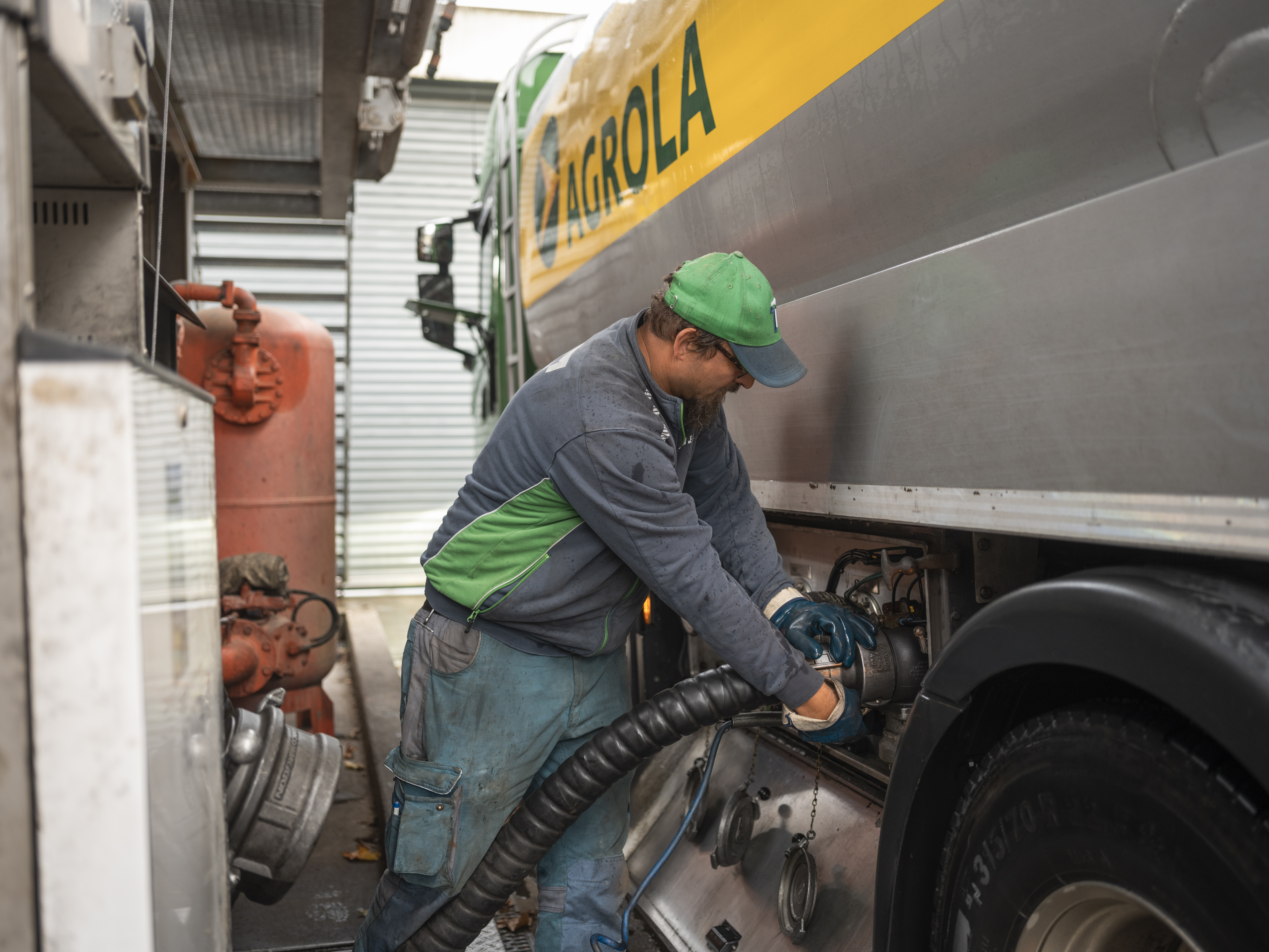 Diesel wird mit AGROLA LKW bei Firma angeliefert