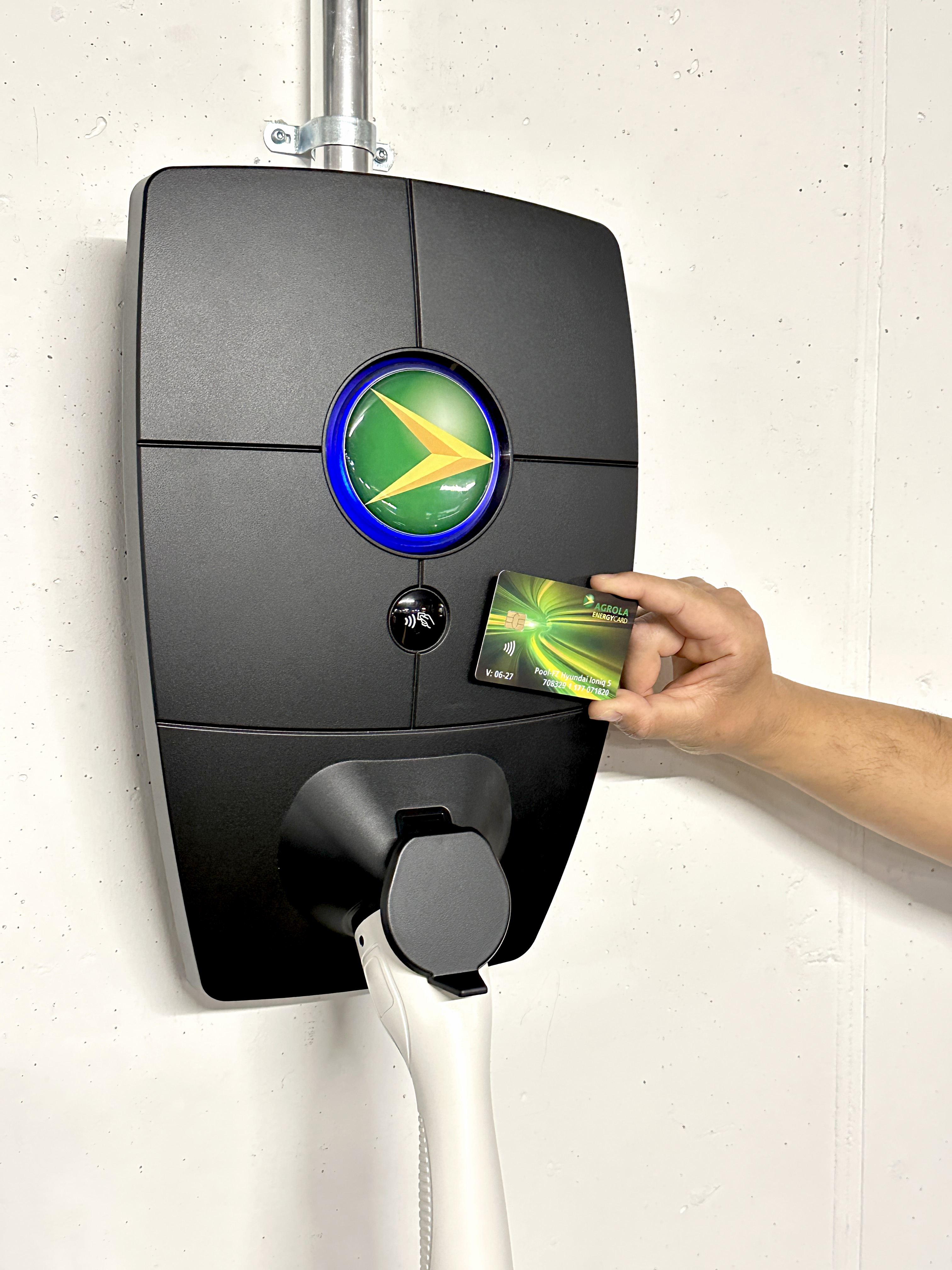 AGROLA powercard wird an eine AGROLA Ladelösung zum Starten der Ladung gehalten