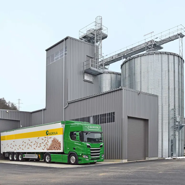 Camion de pellets de bois AGROLA lors du chargement dans l'entrepôt de pellets.