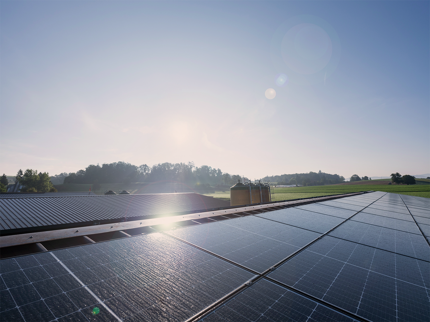 Installation solaire AGROLA sur le toit d'un bâtiment agricole