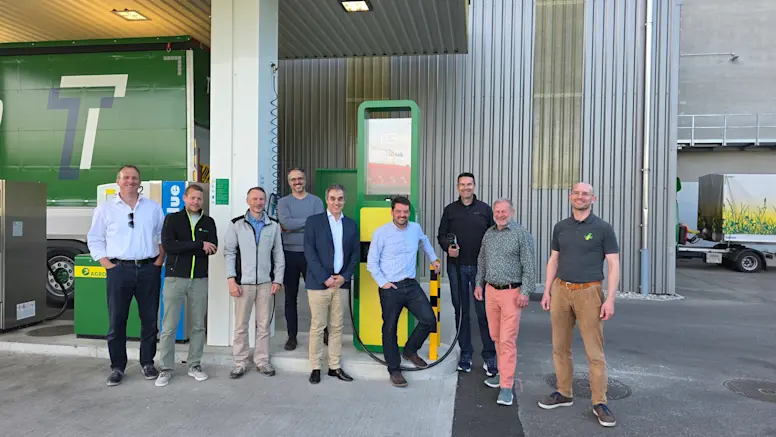 Station de recharge AGROLA pour camions électriques chez LANDI KoWy à Lyssach. Couverte avec une puissance de 600 kW