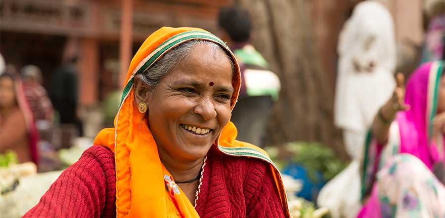 Indiase vrouw met bindi stip op haar voorhoofd lacht.