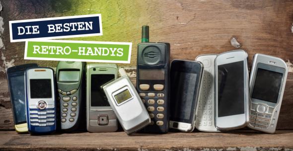Retro-Handys verschiedener Hersteller in einer Reihe.