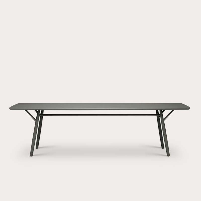 In studio photograph of OISEAU