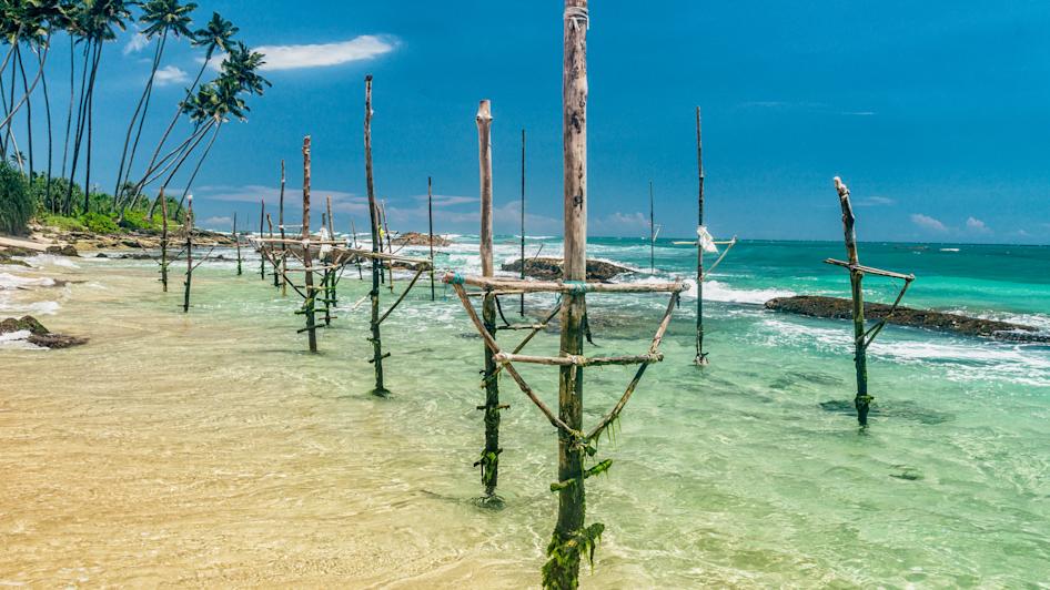 Traditionelle Fischersitze bei Koggala, Sri Lanka Südküste