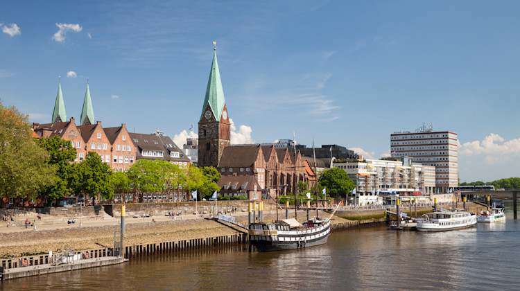 Segelschulschiff, Uferpromenade Schlachte und Kirche St. Martini, Bremen